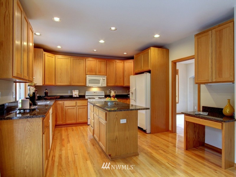 9902 Northeast 155th Street Bothell, WA 98011 - Photo 5 of 15 Gallery Image 5
