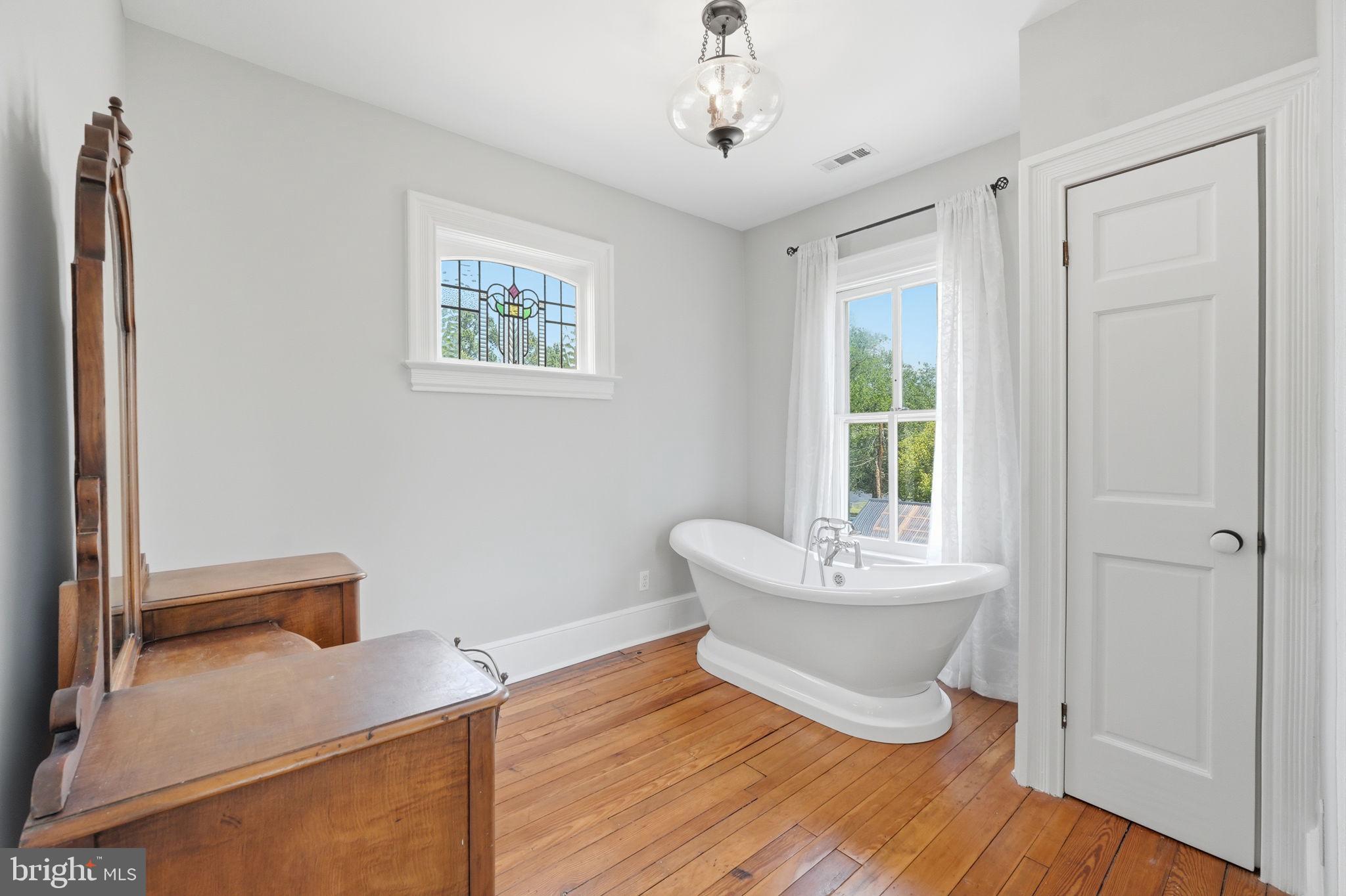 15715 Avery Road Rockville, MD 20855 - Photo 52 of 116 Primary suite bathtub