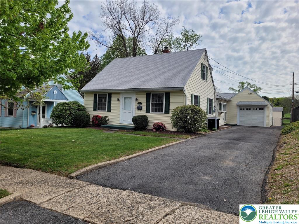 495 Willow Road Hellertown, PA 18055 - Photo 5 of 23 Front right view-2 w/driveway parking