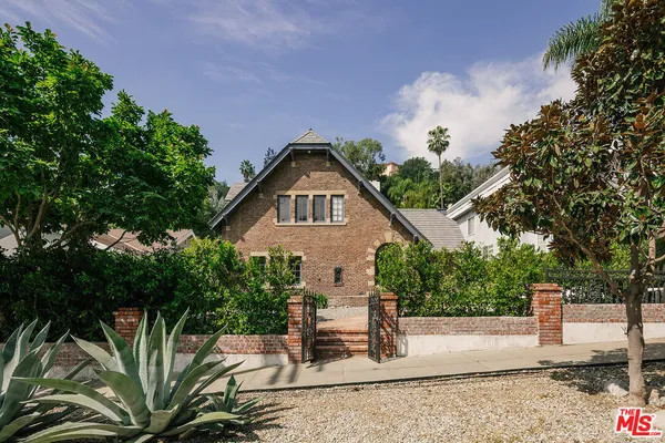 a house view with a outdoor space