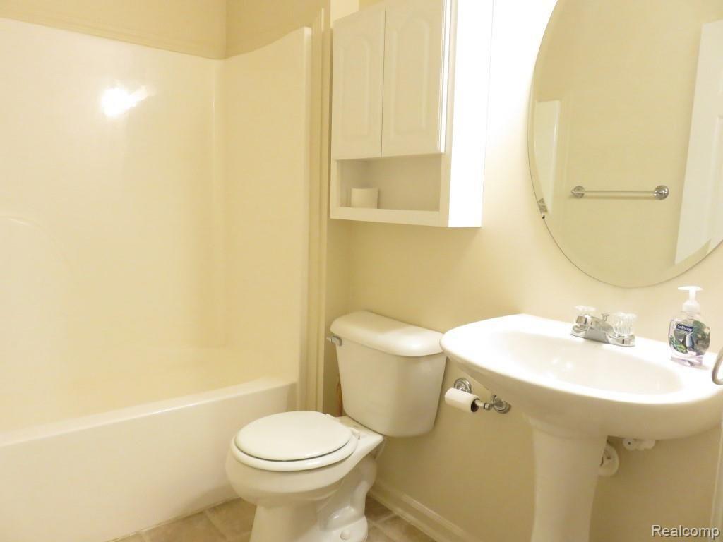1104 Rial Lake Drive Howell, MI 48843 - Photo 19 of 31 Up-to-date hall bath across from 2nd bedroom