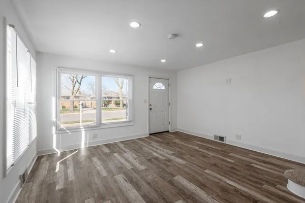 $299,999 | 519 Bellwood Avenue, Bellwood, IL 60104