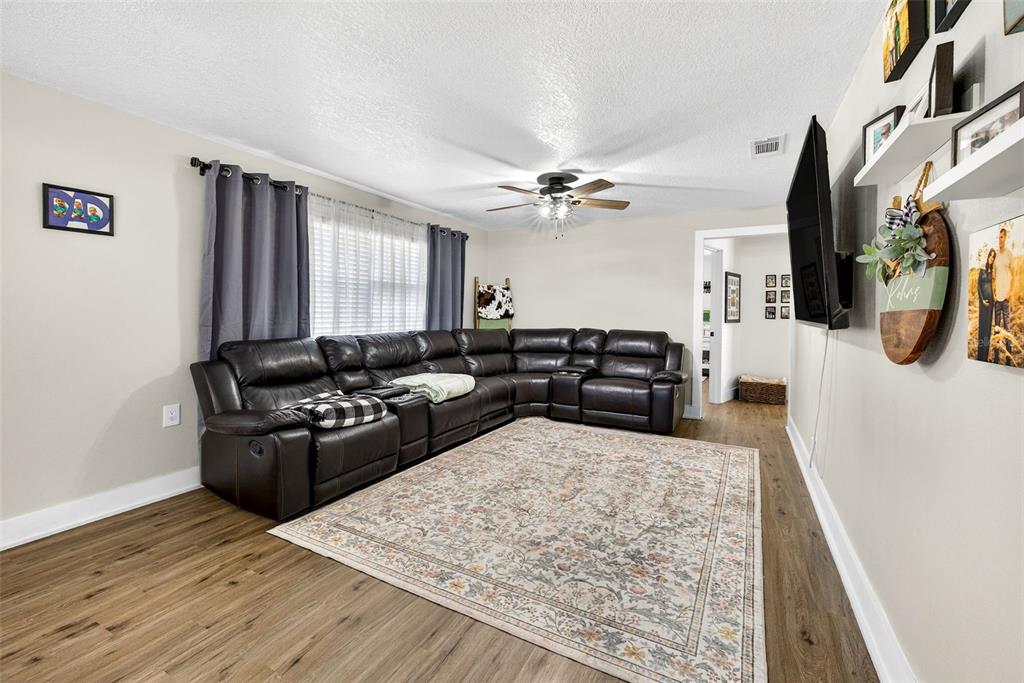 4701 West Sam Allen Road Plant City, FL 33565 - Photo 7 of 39 Gallery Image 7
