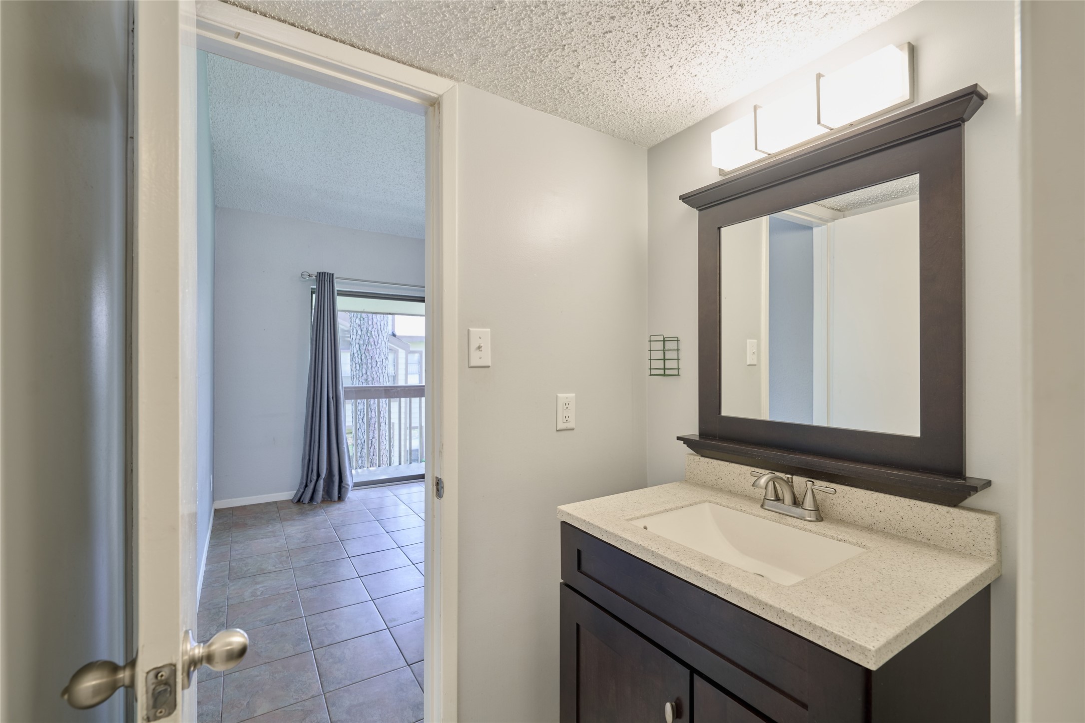 12900 Walden Road, Unit 622F Montgomery, TX 77356 - Photo 18 of 32 a bathroom with a sink a vanity and a mirror