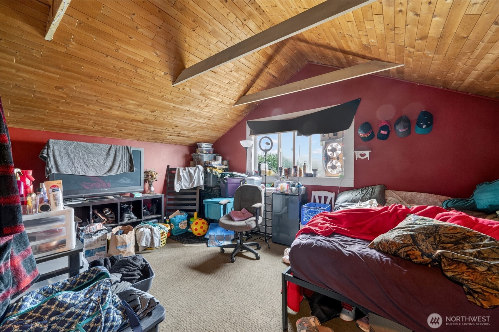 9801 Lenhart Road Sumas, WA 98295 - Photo 29 of 33 a room with furniture and a window