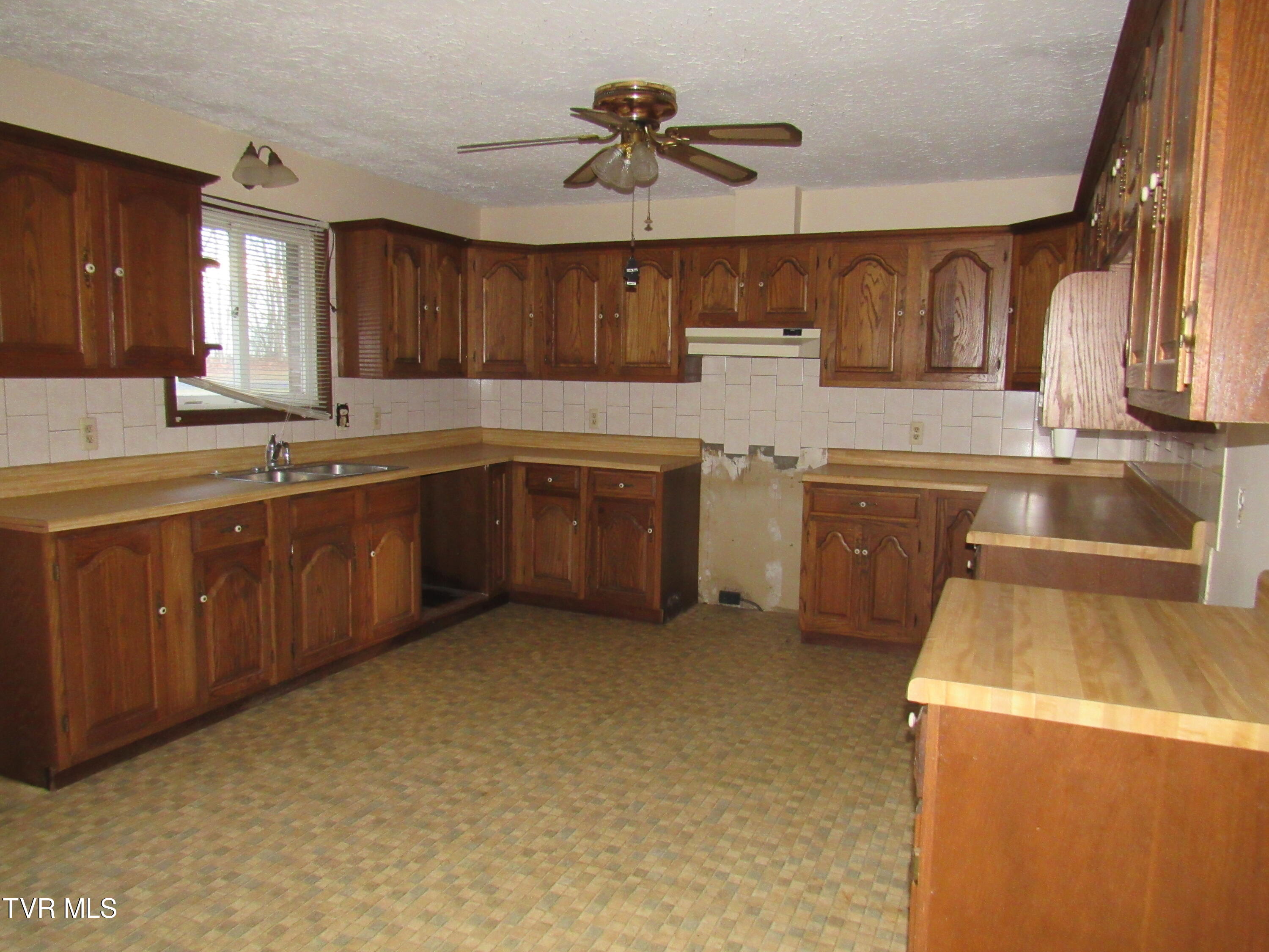 1186 Hamilton Town Road Coeburn, VA 24230 - Photo 10 of 68 IMG_1401