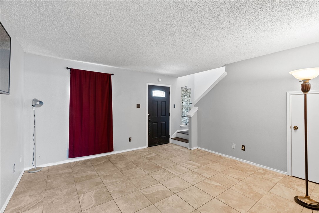 6702 Everhart Road, Unit G105 Corpus Christi, TX 78413 - Photo 3 of 17 a view of a livingroom with a bathroom