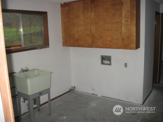 2466 North Shore Road Bellingham, WA 98226 - Photo 18 of 23 a room with furniture and a window