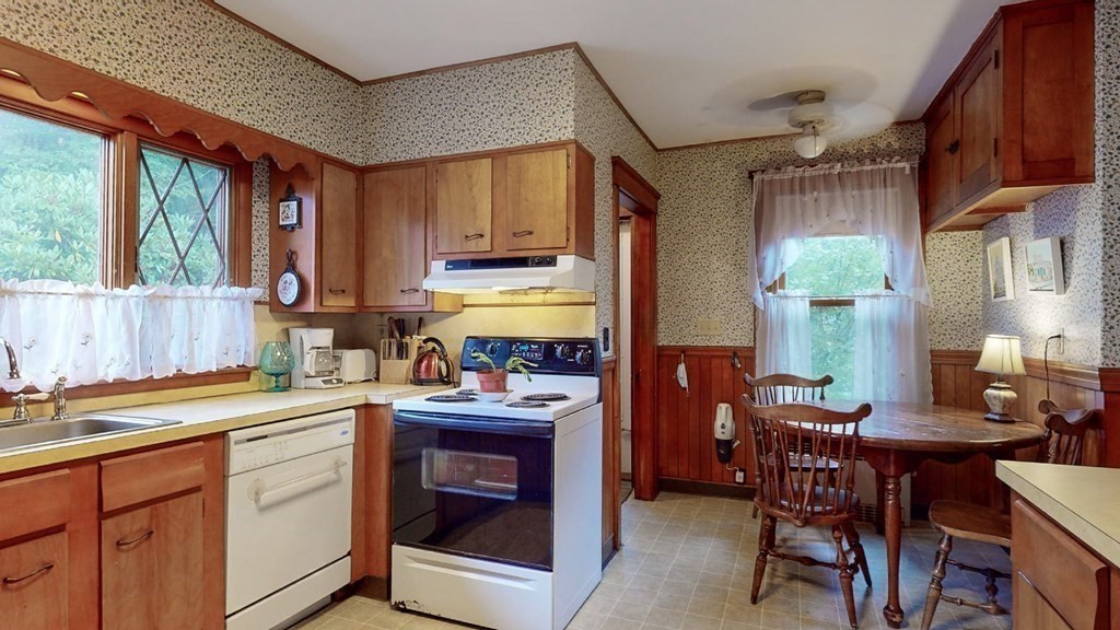19 Nottingham Road Worcester, MA 01609 - Photo 8 of 36 Gallery Image 8