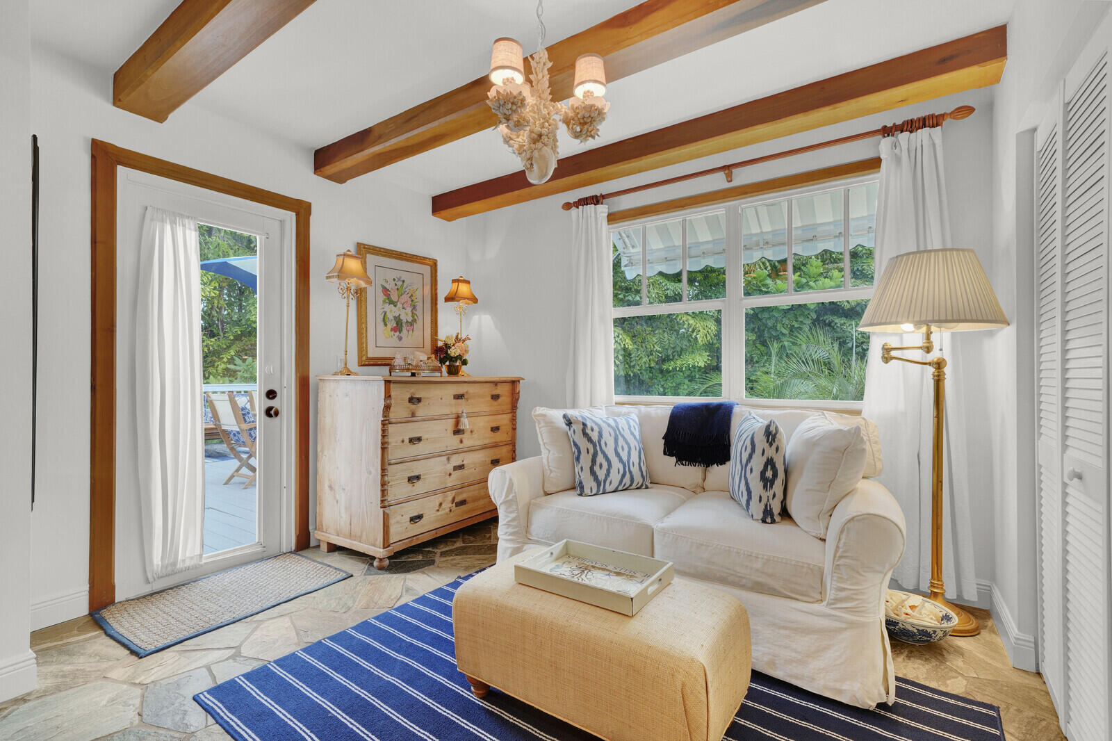 118 Dixie Boulevard Delray Beach, FL 33444 - Photo 23 of 62 Primary sitting room