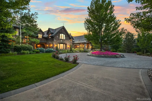 a view of yard with green space and trees