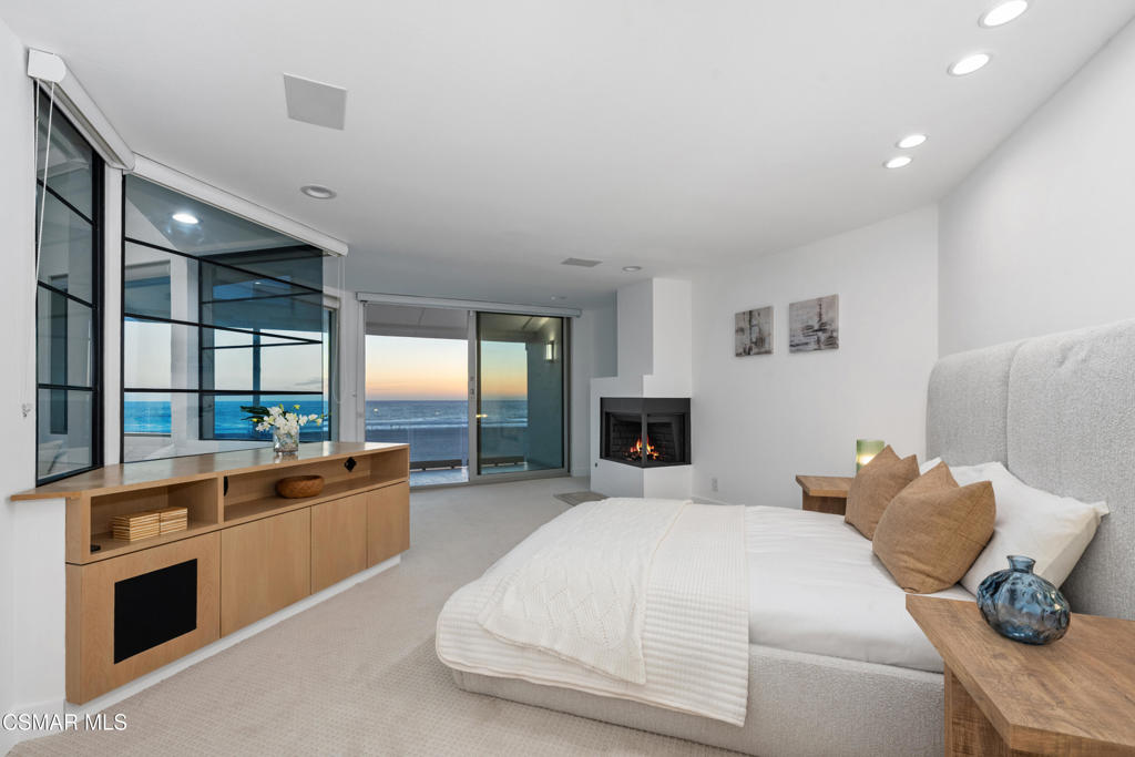 4 Jib Street, Unit 13 Marina del Rey, CA 90292 - Photo 20 of 53 a large white bed in a white room