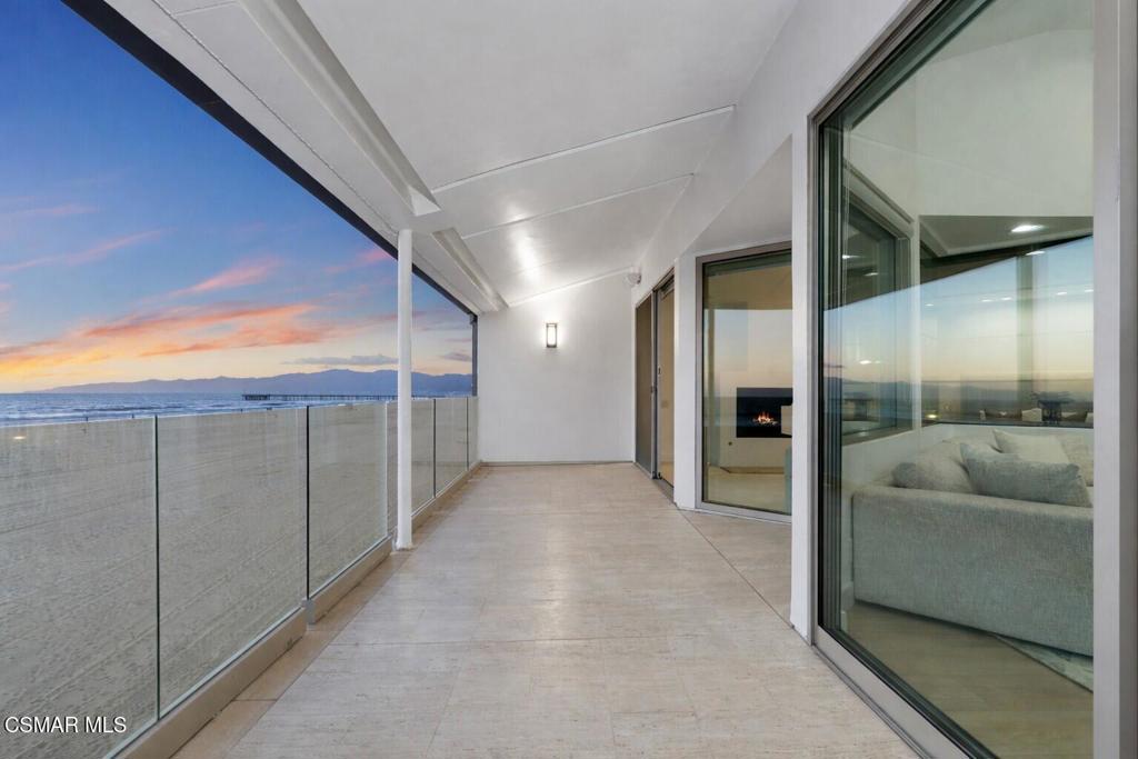 4 Jib Street, Unit 13 Marina del Rey, CA 90292 - Photo 26 of 53 a view of a hallway
