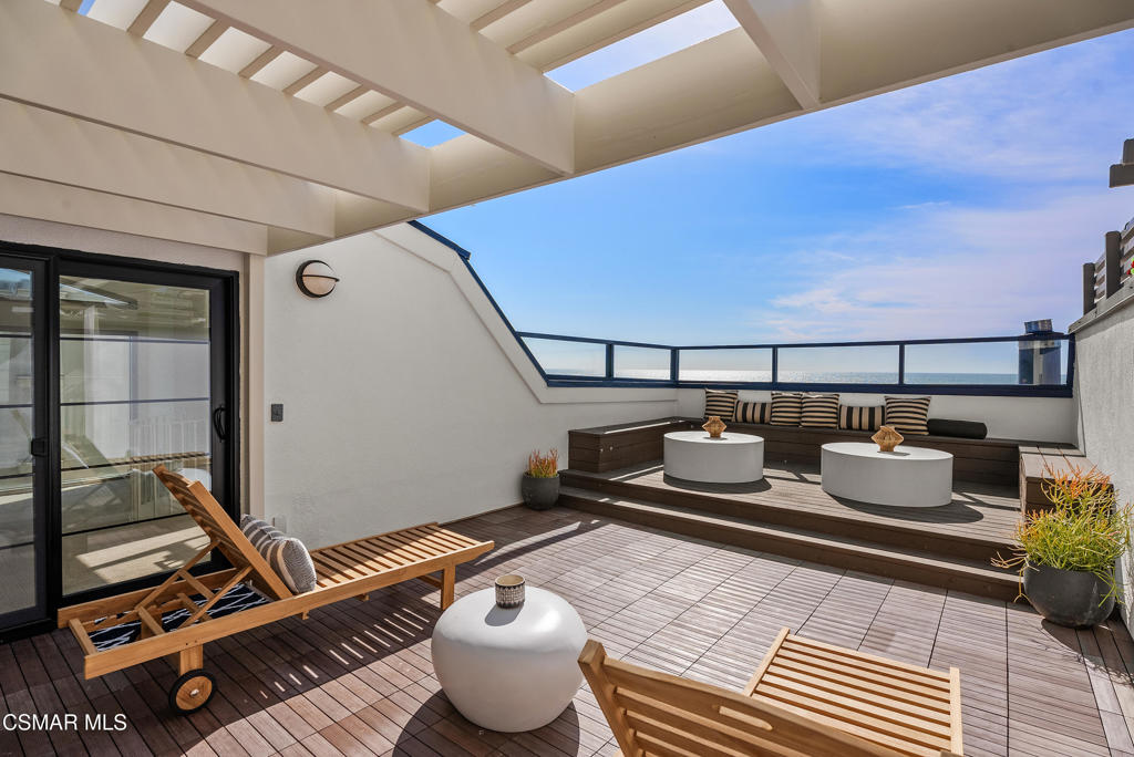 4 Jib Street, Unit 13 Marina del Rey, CA 90292 - Photo 3 of 53 a living room with furniture