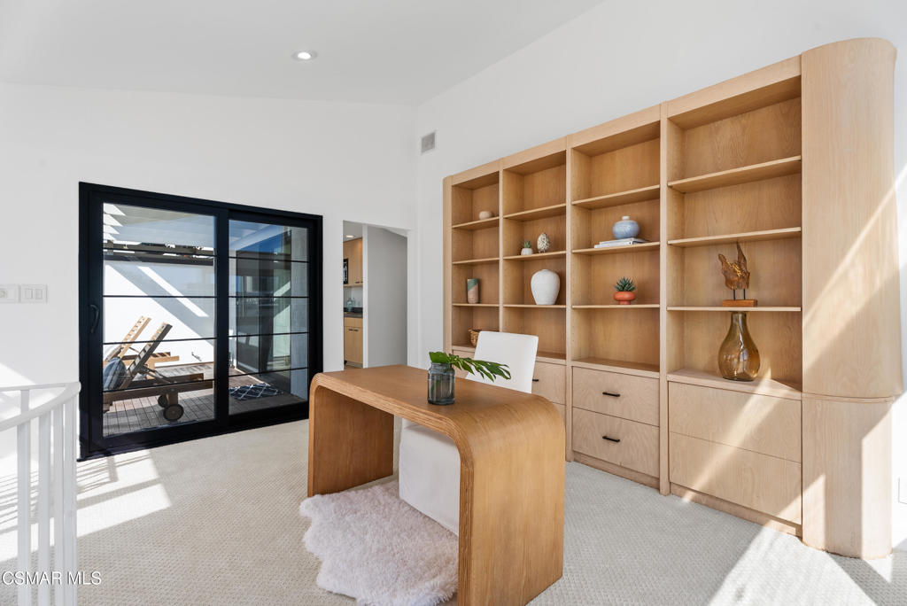 4 Jib Street, Unit 13 Marina del Rey, CA 90292 - Photo 33 of 53 a workspace with furniture and window