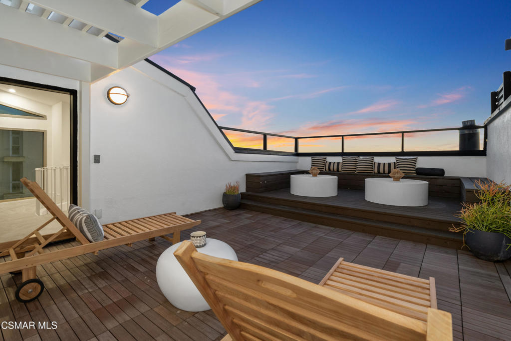 4 Jib Street, Unit 13 Marina del Rey, CA 90292 - Photo 40 of 53 a bedroom with a bed and window