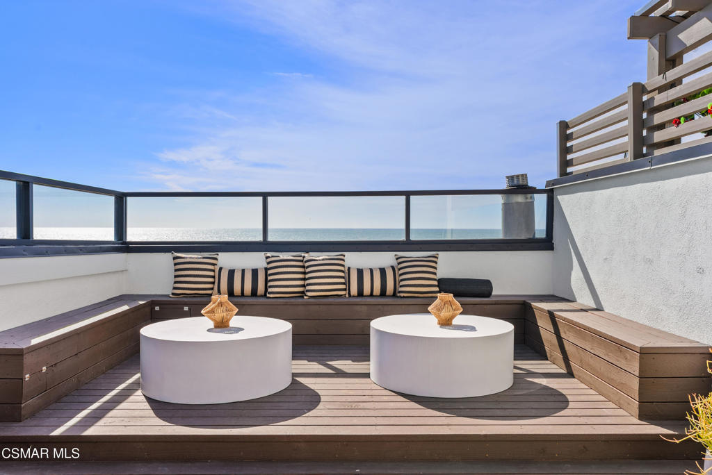 4 Jib Street, Unit 13 Marina del Rey, CA 90292 - Photo 41 of 53 a room with a table and chairs