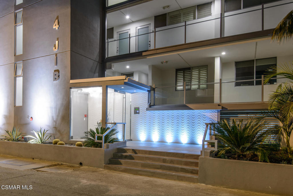4 Jib Street, Unit 13 Marina del Rey, CA 90292 - Photo 49 of 53 a view of lobby with furniture