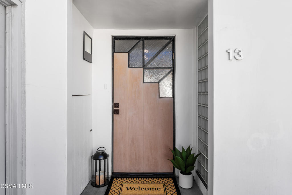 4 Jib Street, Unit 13 Marina del Rey, CA 90292 - Photo 6 of 53 a potted plant with a window