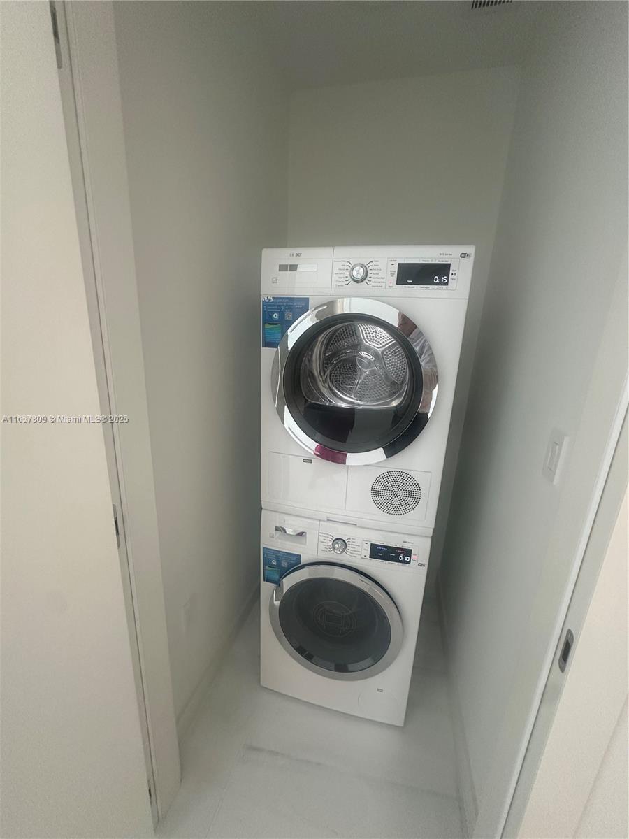 300 Biscayne Blvd Way, Unit 1909 Miami, FL 33131 - Photo 25 of 42 a utility room with dryer and washer