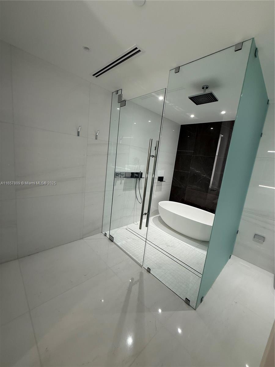 300 Biscayne Blvd Way, Unit 1909 Miami, FL 33131 - Photo 28 of 42 a view of a garage