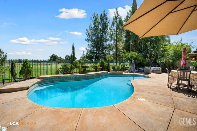 a view of a swimming pool with a sitting space