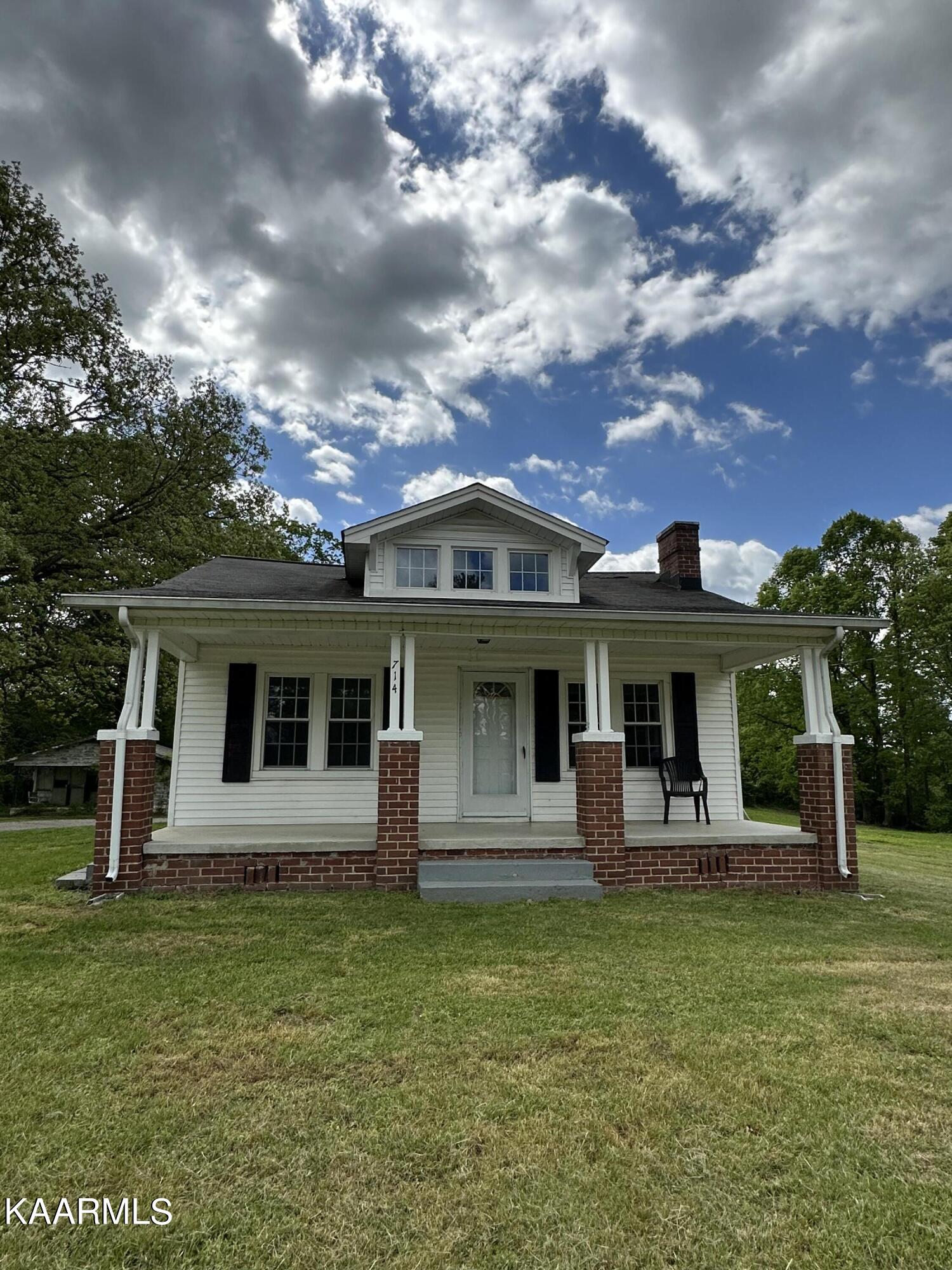 714 Sinking Springs Road Clinton, TN 37716 - Photo 2 of 33 AF597FA0-4632-45E5-B327-017346E27D2D