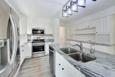 $649,000 | 8 Hampton Court, Mundelein, IL 60060