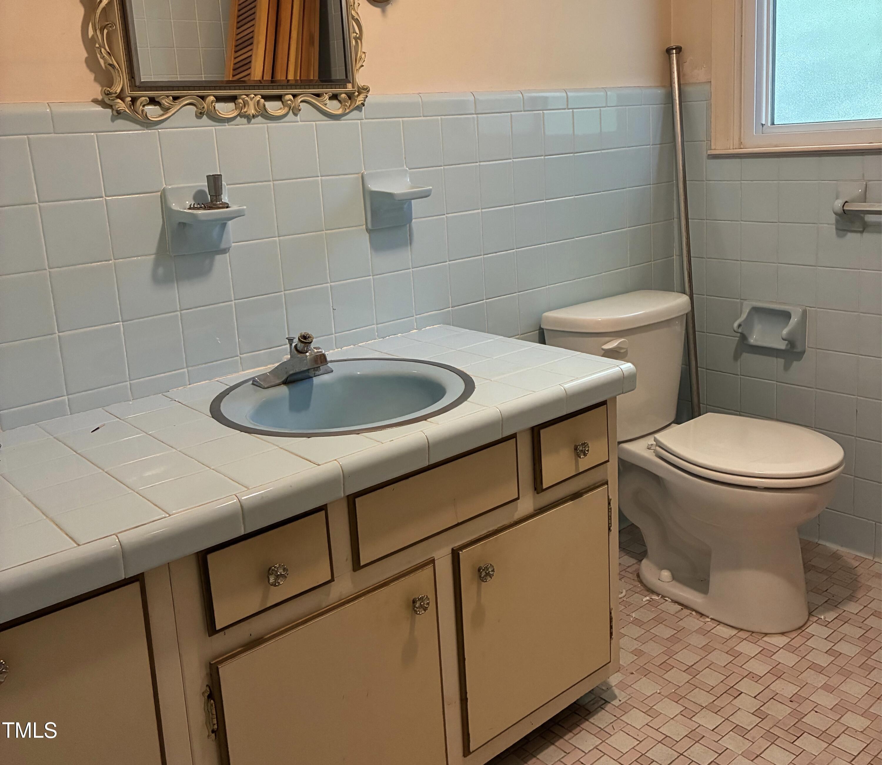 412 North Elliott Road Chapel Hill, NC 27514 - Photo 10 of 15 a bathroom with a sink and a toilet