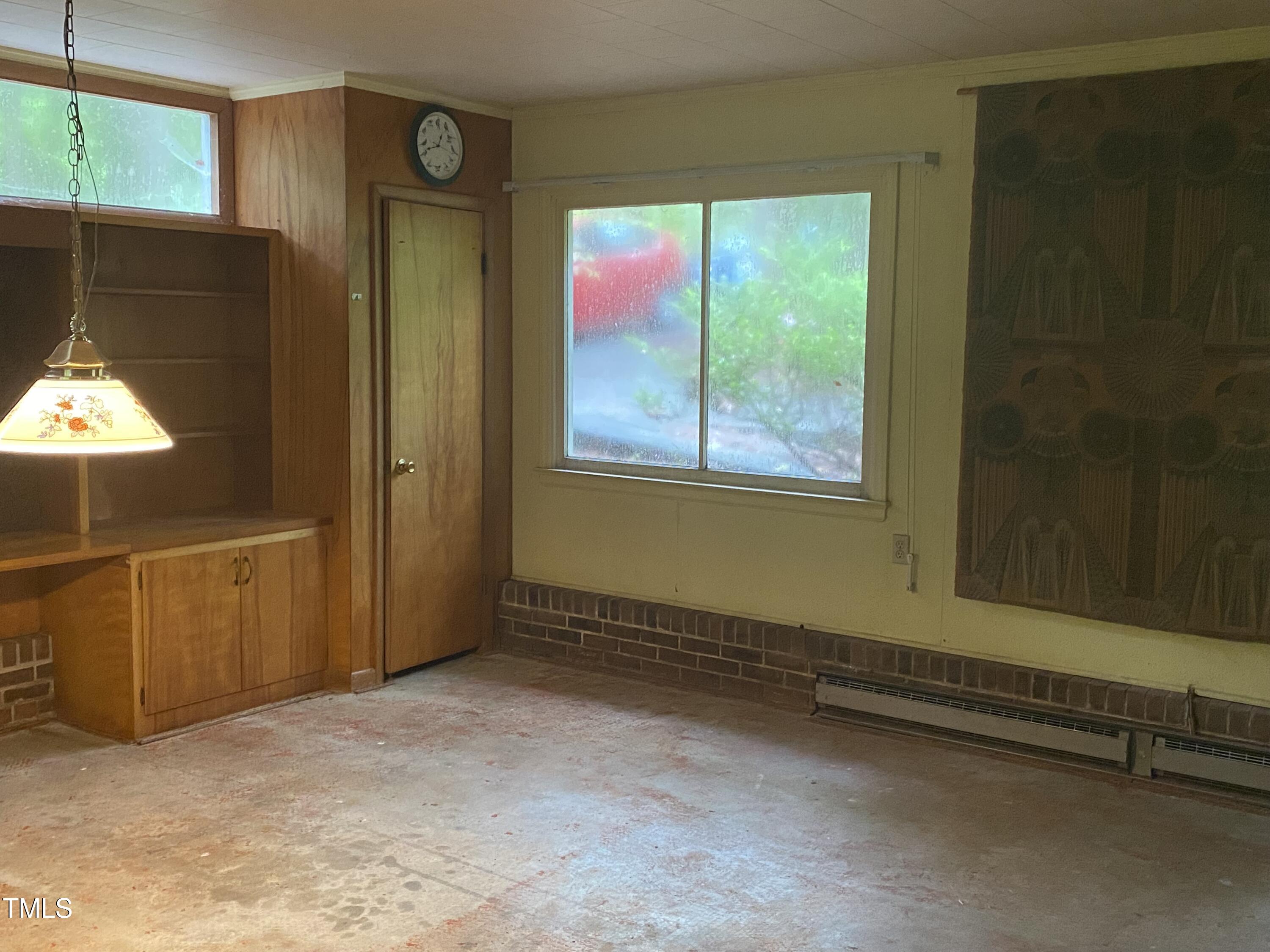 412 North Elliott Road Chapel Hill, NC 27514 - Photo 3 of 15 an empty room with windows