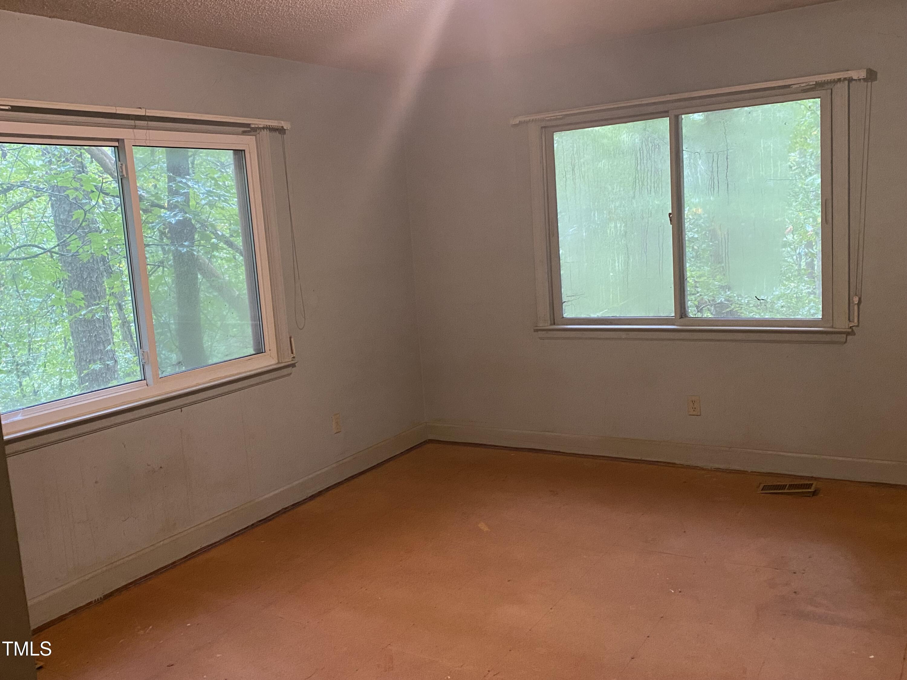 412 North Elliott Road Chapel Hill, NC 27514 - Photo 9 of 15 an empty room with a window