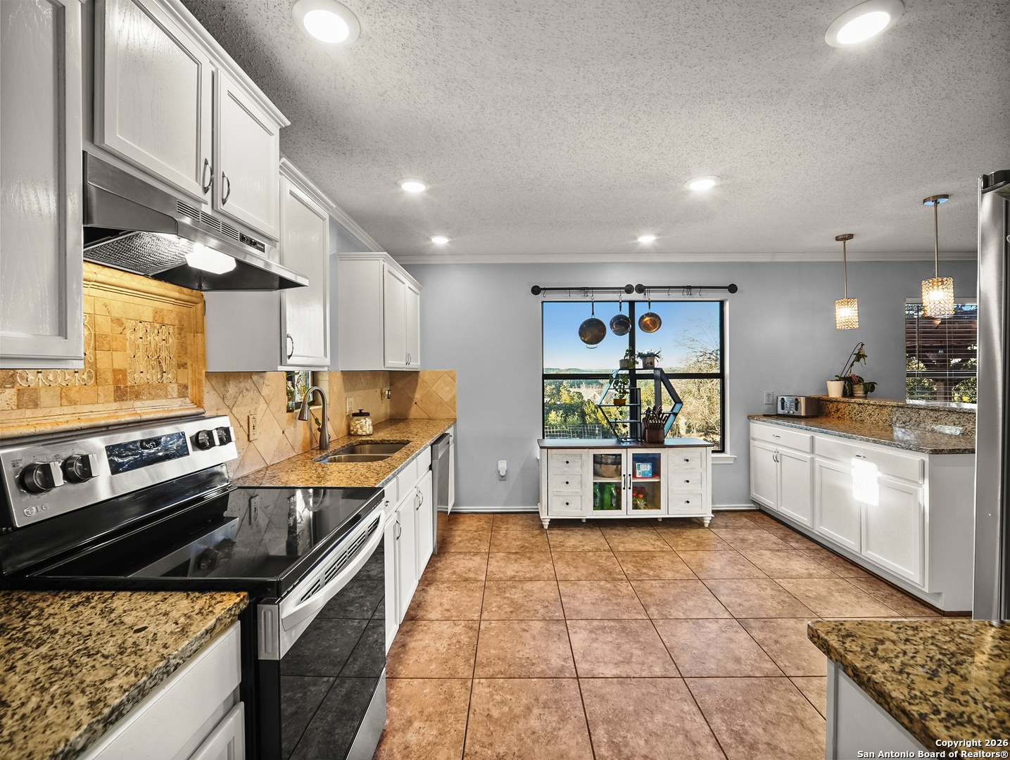 988 Summit Road Lakehills, TX 78063 - Photo 9 of 29