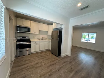 $2,095 | 1737 Liberty Street, Unit 10, Hollywood, FL 33020