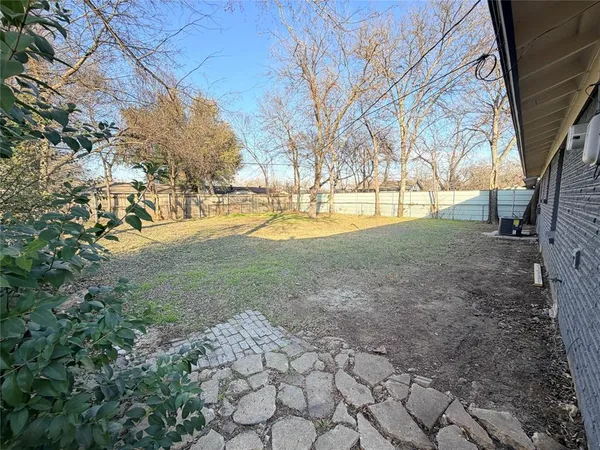 a view of yard with trees