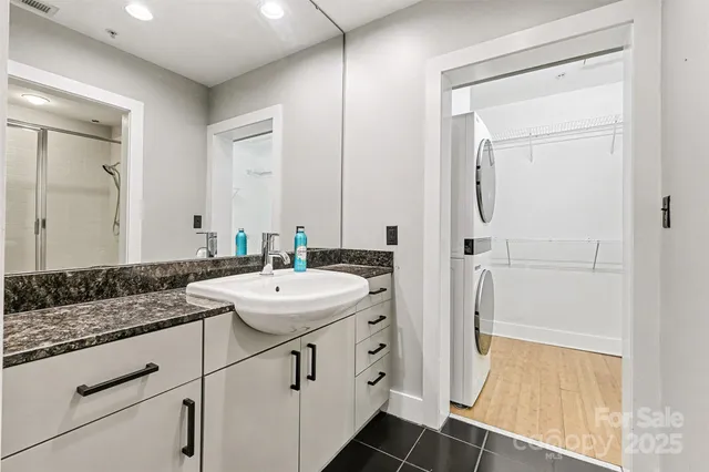 $300,000 | 505 East 6th Street, Unit 1003, Charlotte, NC 28202