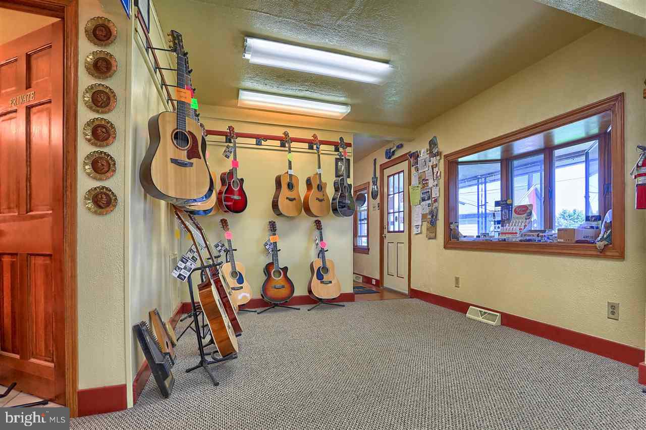 2400 Oakland Road Dover, PA 17315 - Photo 4 of 23 Gallery Image 4