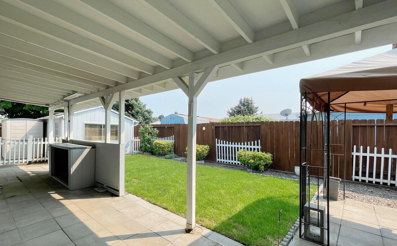 555 Freeman Road, Unit 60 Central Point, OR 97502 - Photo 23 of 24 back yard/ gazebo