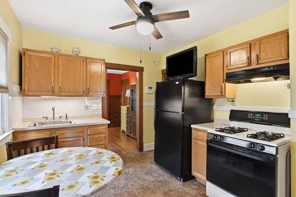 54 Thorndyke Street Springfield, MA 01118 - Photo 19 of 35