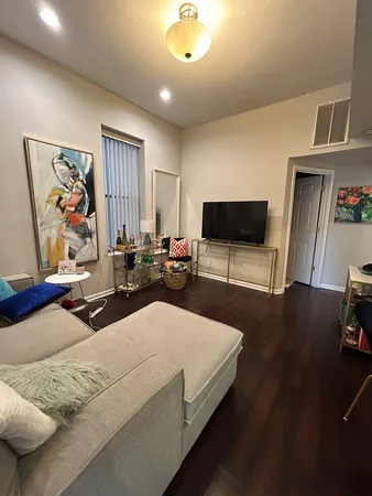 $3,195 | 1657 North Halsted Street, Unit 1R, Chicago, IL 60614