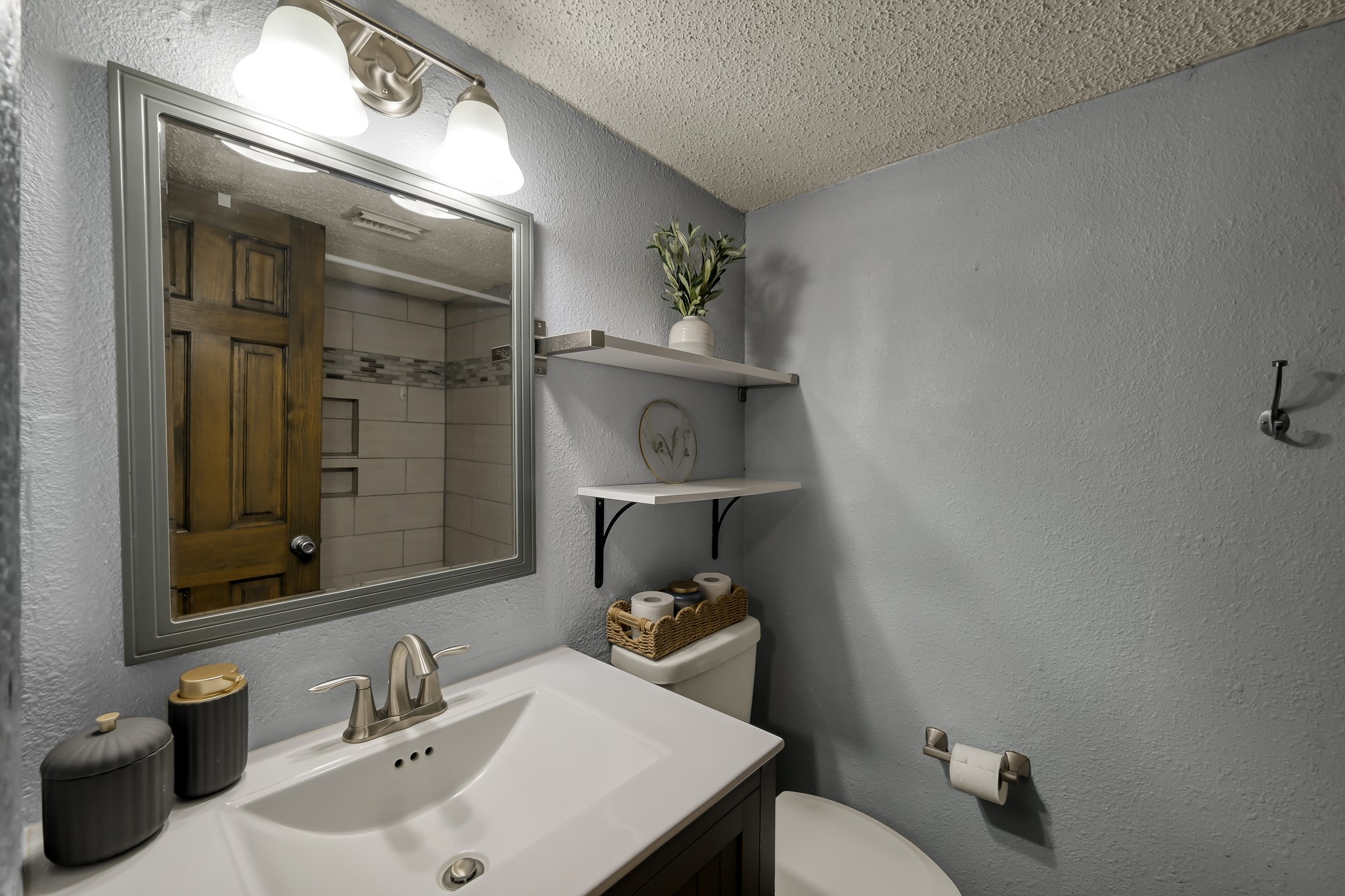 12900 Walden Road, Unit 216B Montgomery, TX 77356 - Photo 15 of 24 Upstairs Second Bathroom