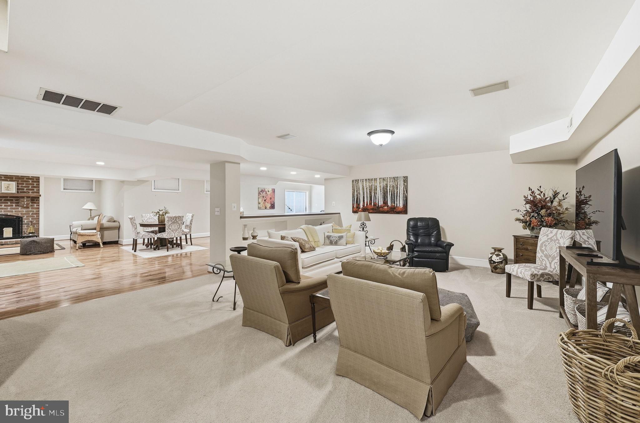 12309 Blair Ridge Road Fairfax, VA 22033 - Photo 57 of 80 GREAT ROOM WITH COUNTER TOP SEATING
