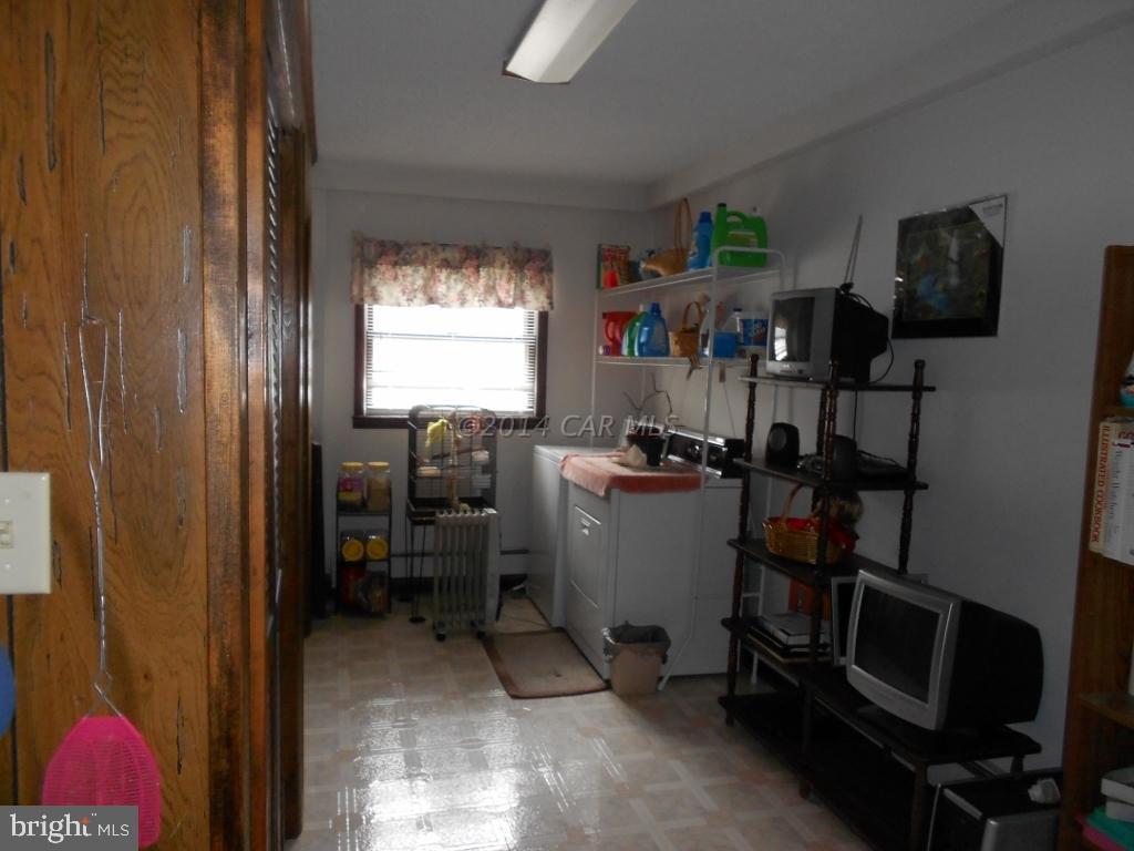 9240 Croppers Island Road Newark, MD 21841 - Photo 15 of 19 a room with furniture a air conditioner vent and a window