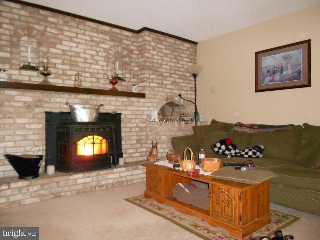 9240 Croppers Island Road Newark, MD 21841 - Photo 3 of 19 a living room with furniture