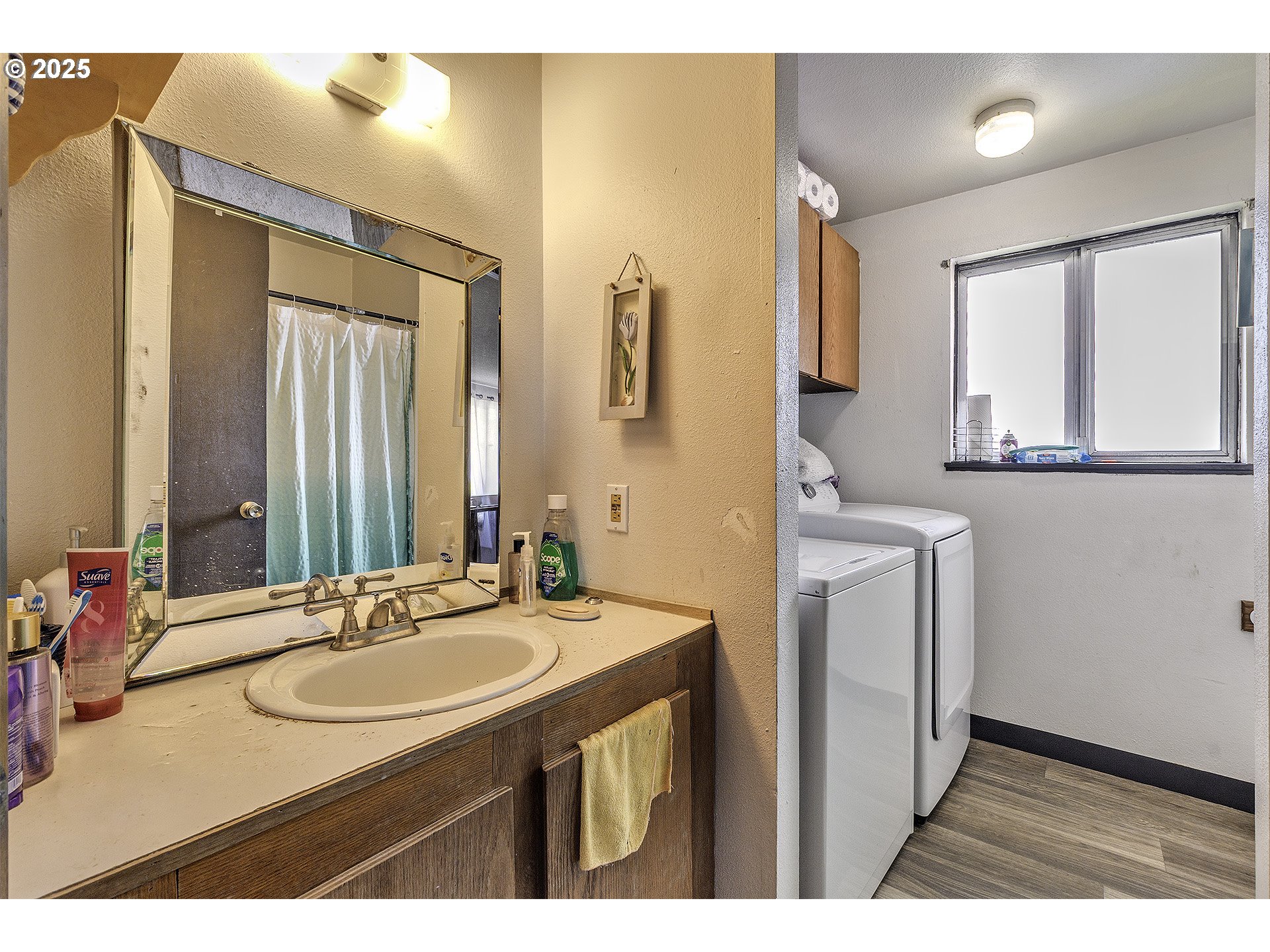 2724 North Davis Court Cornelius, OR 97113 - Photo 22 of 26 a bathroom with a sink and a mirror