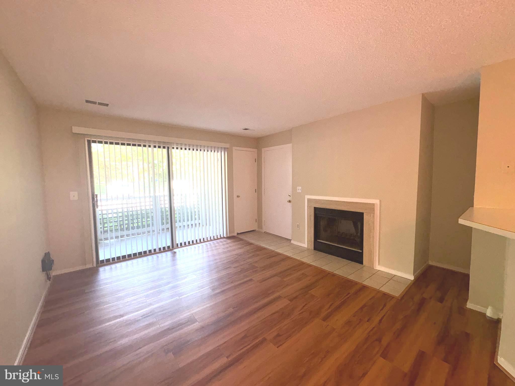 11705 A Summerchase Circle, Unit 1705A Reston, VA 20194 - Photo 2 of 18 Livingroom