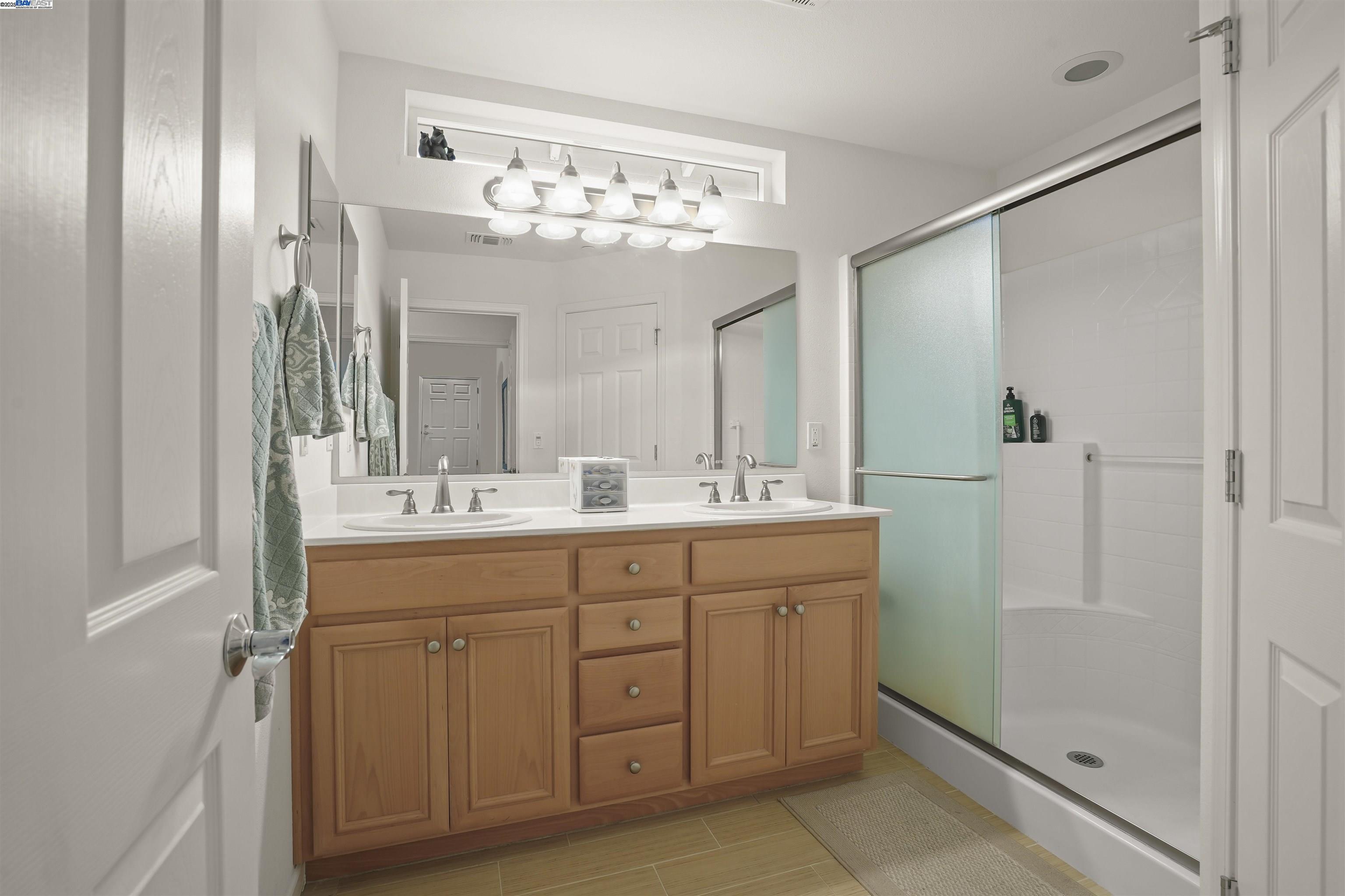 422 Saddle Rock Lane Rio Vista, CA 94571 - Photo 15 of 40 a bathroom with a double vanity sink and a mirror