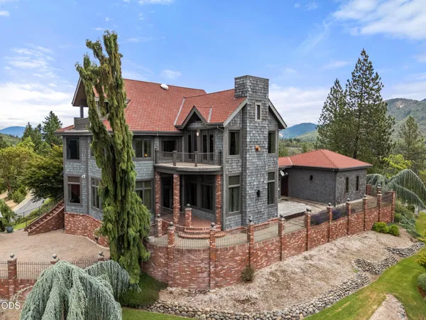$2,100,000 | 928 West Woodside Street, Grants Pass, OR 97527