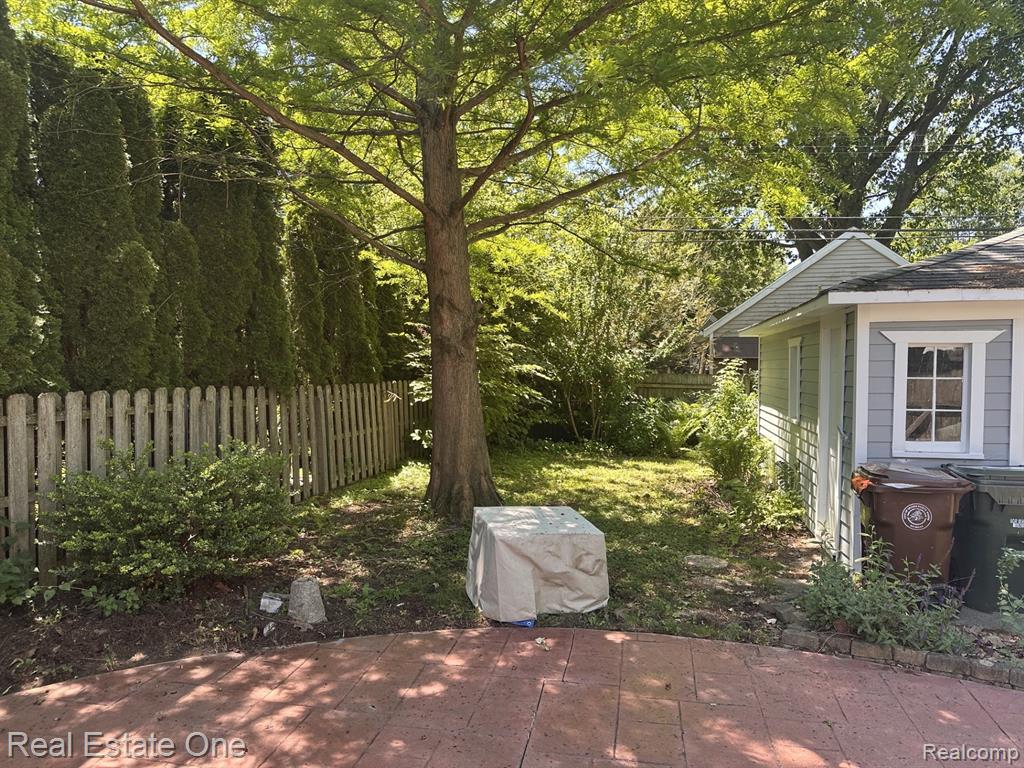 2073 Roslyn Road Grosse Pointe Woods, MI 48236 - Photo 25 of 30