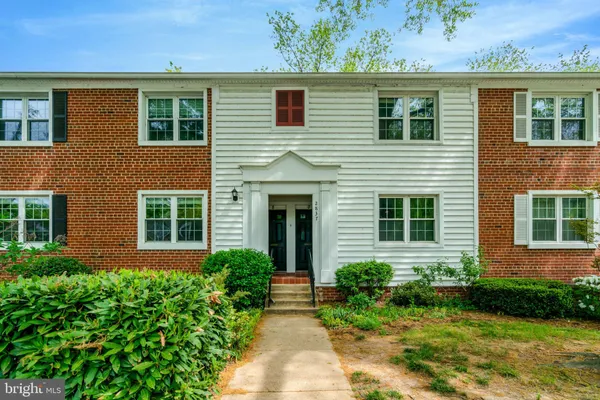 $390,000 | 2837 South Wakefield Street, Unit D, Arlington, VA 22206