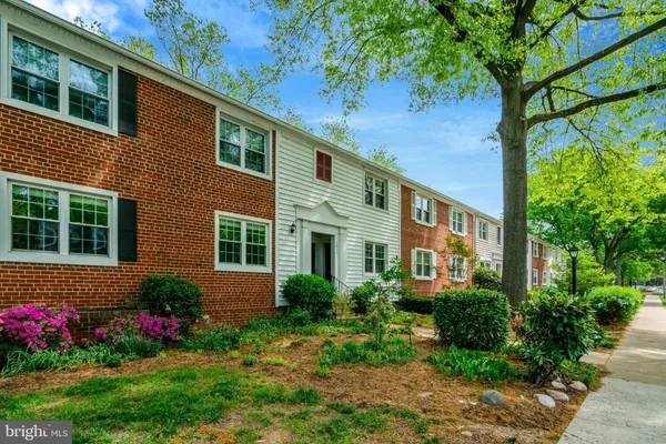 $390,000 | 2837 South Wakefield Street, Unit D, Arlington, VA 22206